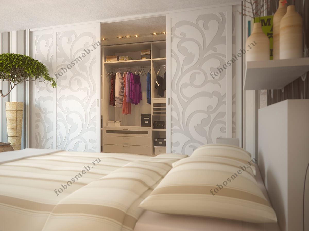 Современная гардеробная в спальне с раздвижными фасадами