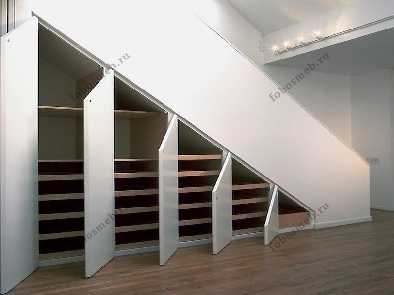 Шкафы под лестницей 